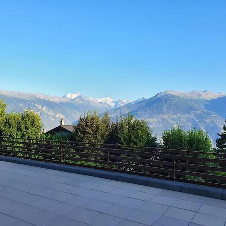 Sunny 2 Bedroom W Large Terrace, Stunning Views & Pool Апартаменты