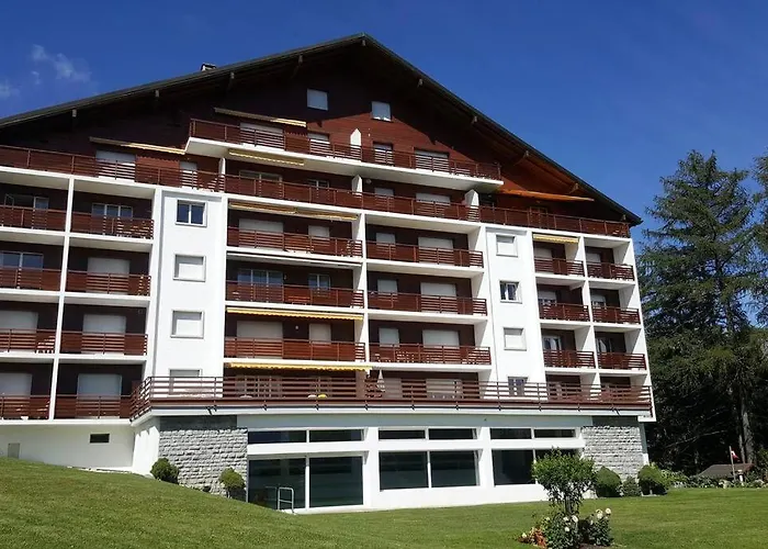 Sunny 2 Bedroom W Large Terrace, Stunning Views & Pool شقة