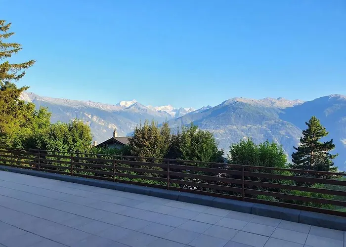 Sunny 2 Bedroom W Large Terrace, Stunning Views & Pool شقة